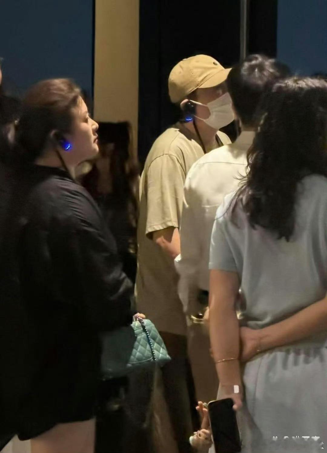 46岁沈腾带老婆现身博物馆，王琦手拎香奈儿包包，愈发富态了，自从沈腾成名后她生活