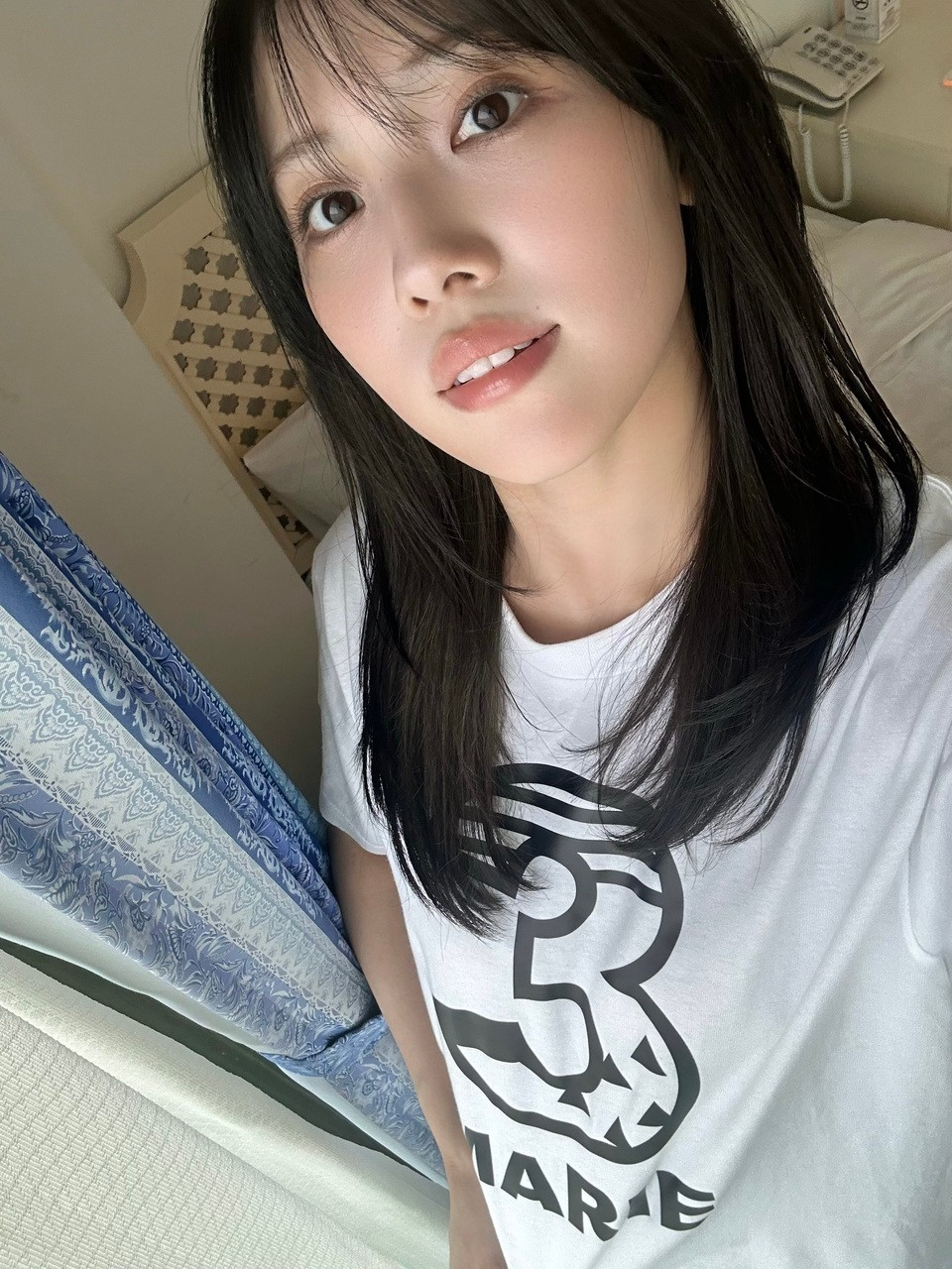 まりぃちゃん「前回と同じように｢3｣が刻まれたTシャツを着た、同じ構図での表紙。