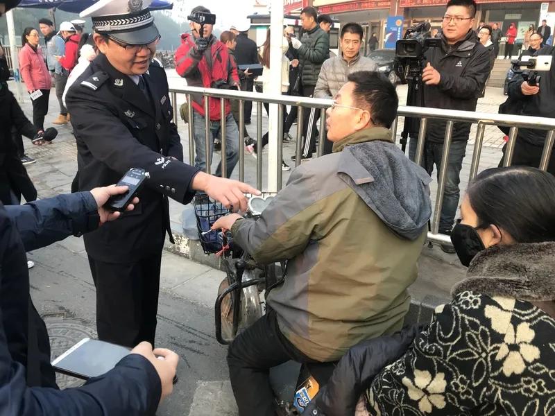 最近苏州街头的一件事超有意思。一个逆行骑电动车的女子，和正常骑车的小伙轻轻剐蹭后