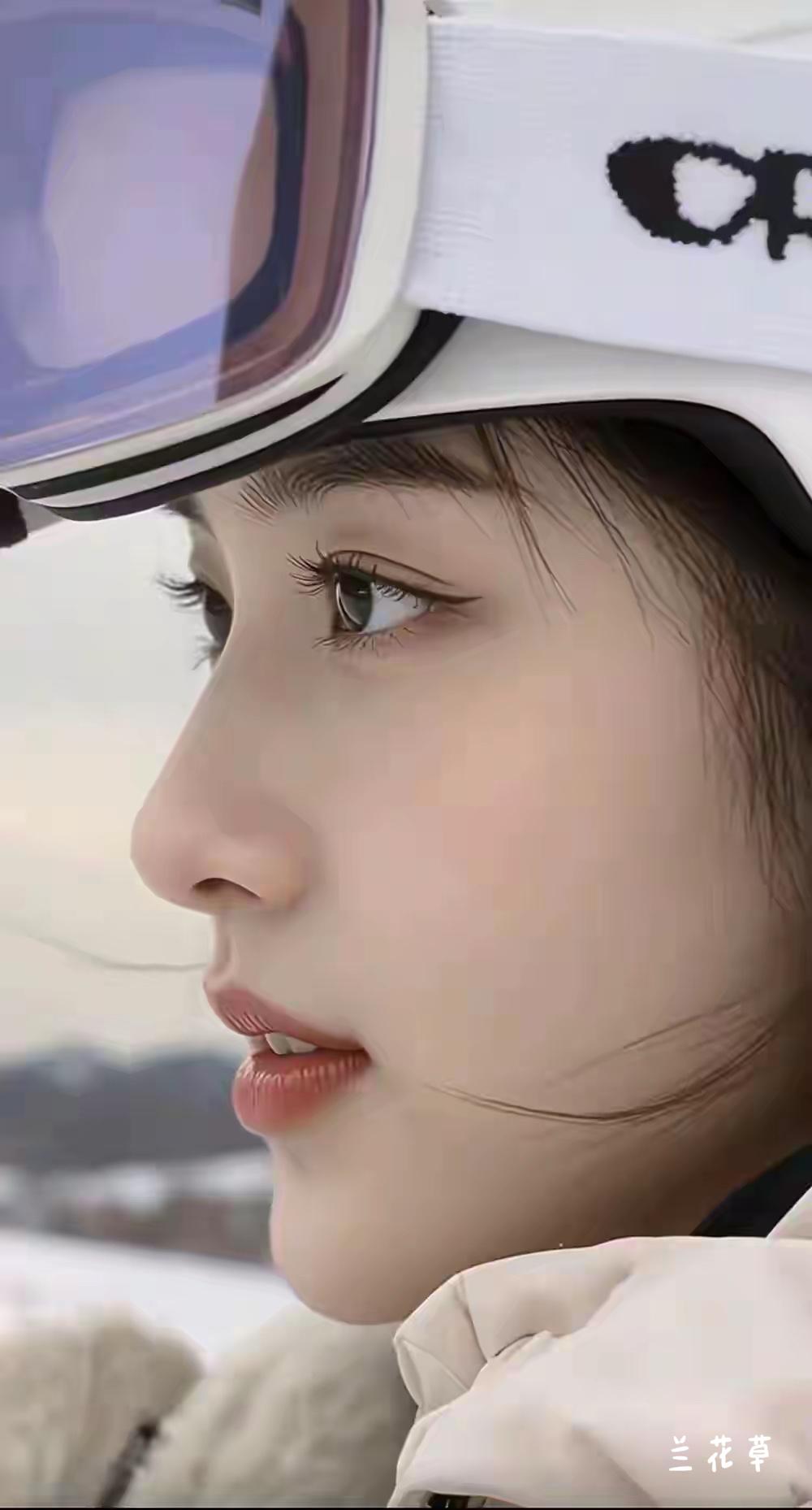 又逮到一个美人。她的侧脸，她的五官，简直是完美。青春美丽，纯净无敌。