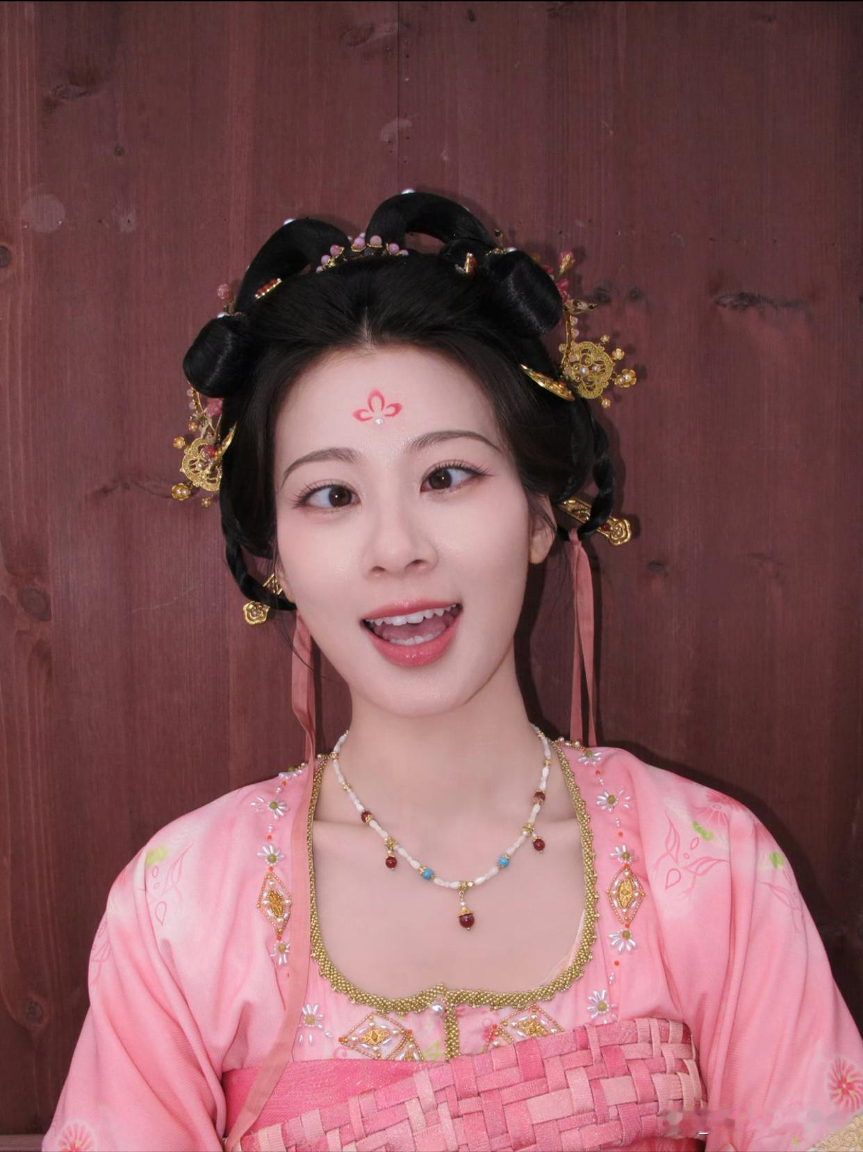 1.郭富城虽然重男轻女，但对女儿挺好，不会苛待。2.辛芷蕾的片酬基本没啥变化，影后头衔对她的加成不大