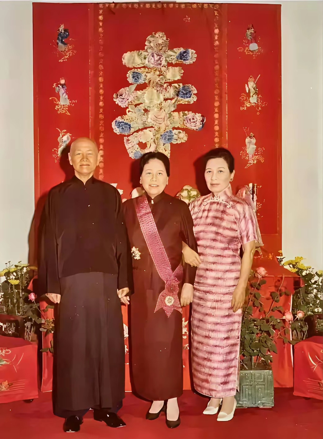 宋霭龄80岁时，与蒋介石夫妇的合影