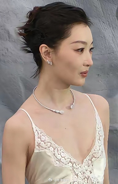 周冬雨穿的这是睡衣吗？直觉告诉我，她不适合这个风格啊，妆造师怎么每次搞性感妖艳风