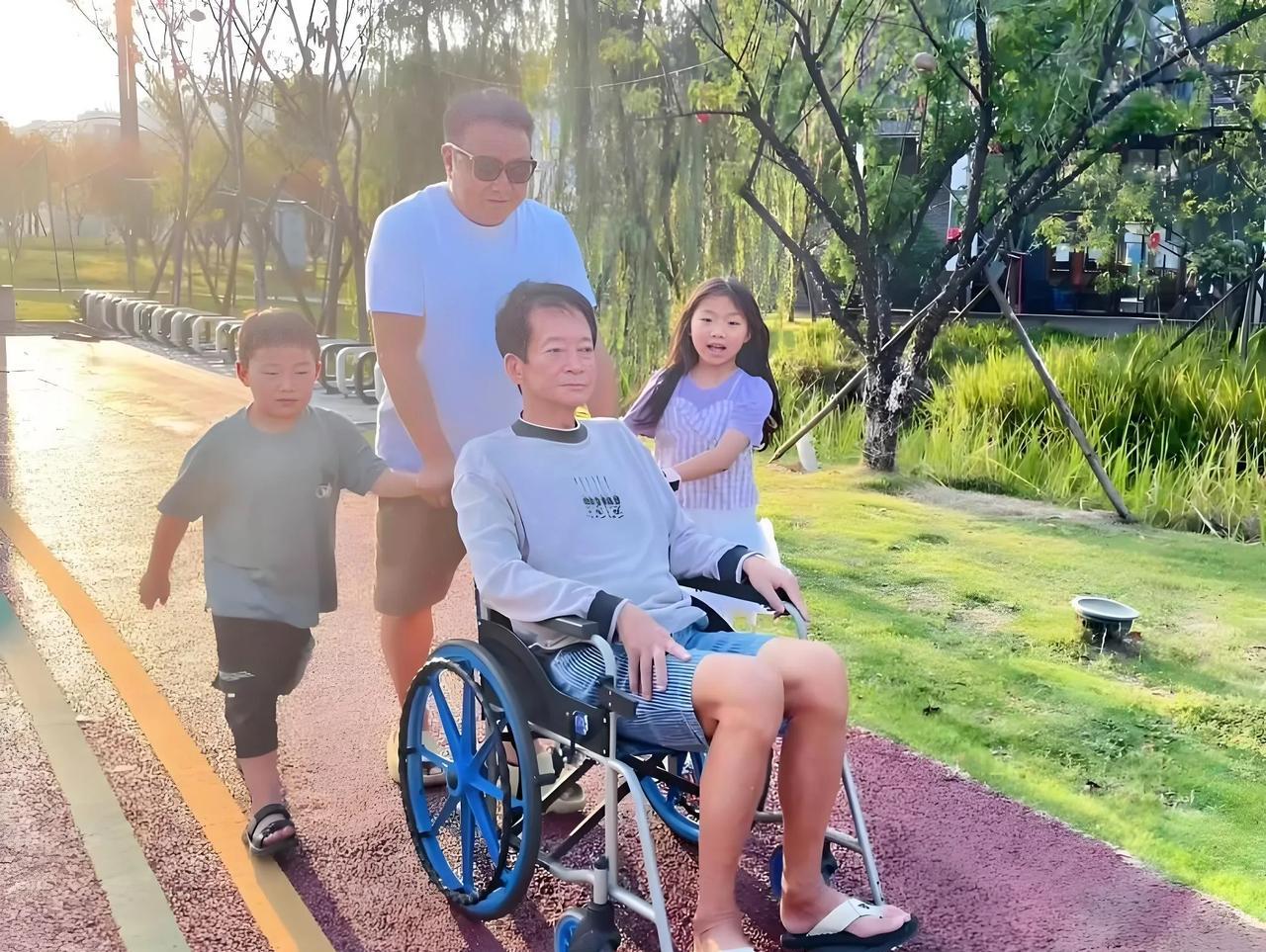 这是2022年夏天，方刚和干儿子，一对干孙在小区内散步的一张照片！他一生未婚未