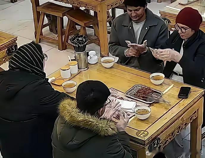 西安一家泡馍店老板因四名外国留学生质疑烤肉数量不足，当场逐一清点签子看了下事情经