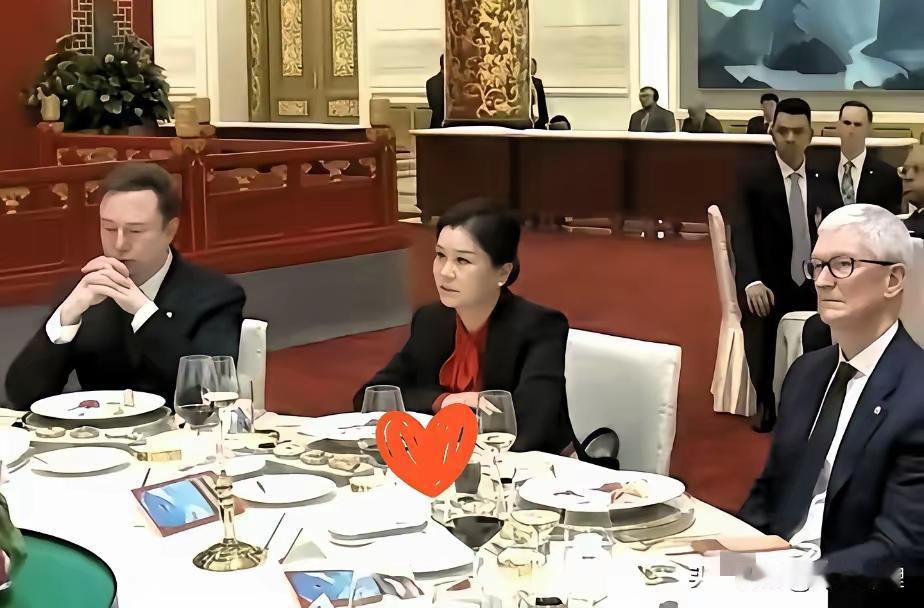 被马斯克和库克中间的女人吸引了，凭什么她坐在中间，深挖后才发现，她真的有资格！