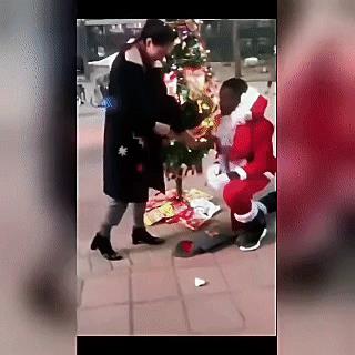 非洲小伙相中了一个中国女孩，想和她结婚，而小伙的求婚方式让人目瞪口呆，女孩会答应
