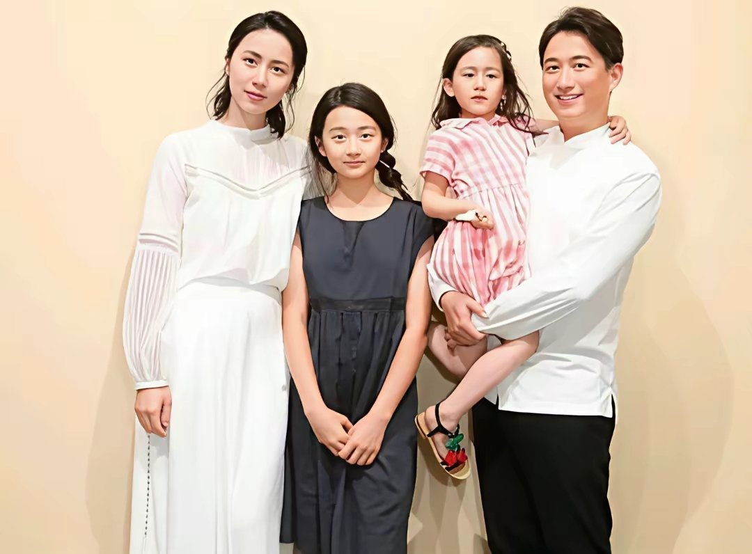 2017年，黄磊老婆孙莉生三胎时，和郭富城在同一家医院，郭富城定的是4天3夜的头等产房，价格9万元，