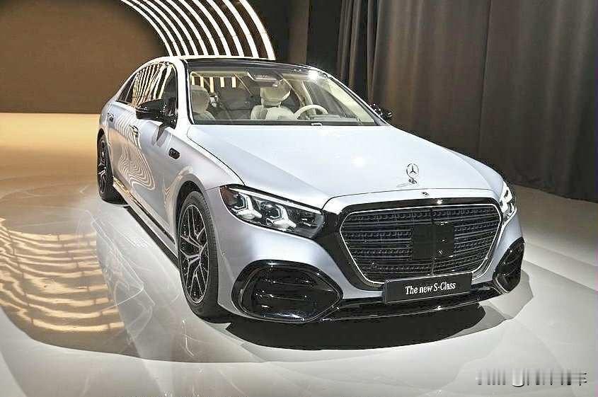 家人们，刚挖到猛料！新款奔驰S级的首张官方图提前泄露了，而且还是运动感拉满的AM