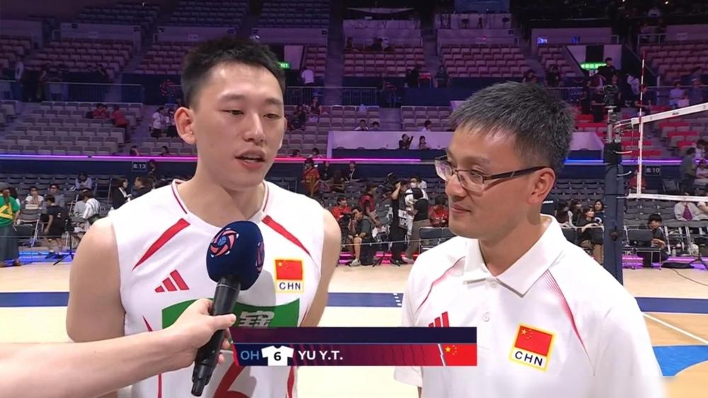 中国男排队长俞元泰，突然不发大力跳发了。很多人说他保守，不敢拼。直到队医晒出他腿上的胶布，缠得跟木乃