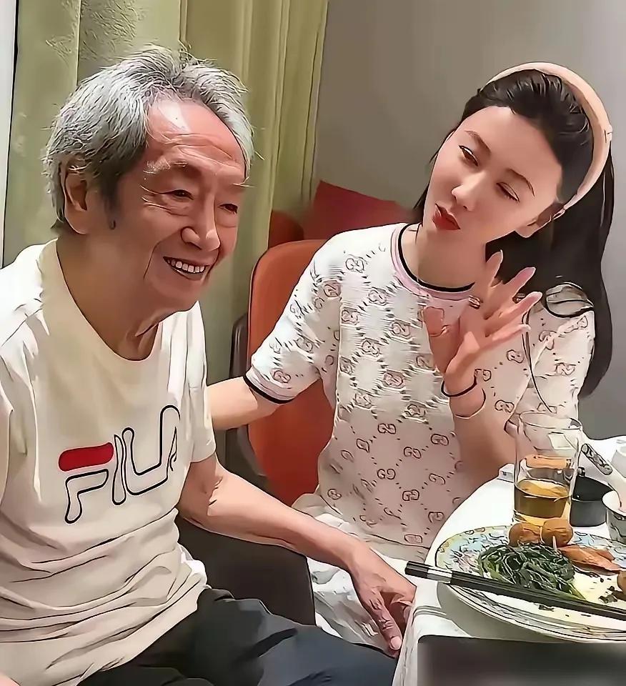 王奎荣与42岁妻子之间的婚姻，尽管年龄差距巨大且最初不被看好，但两人用实际行动证