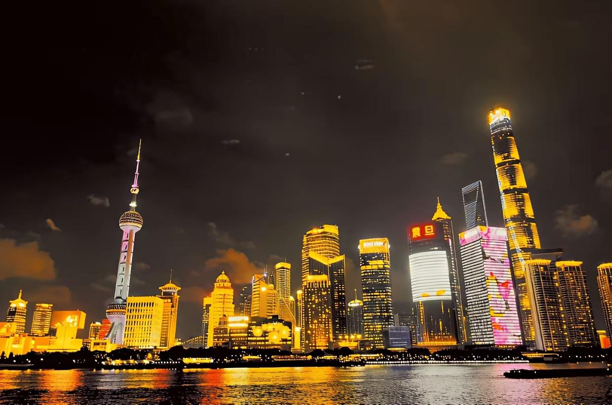 上海、伦敦都是全球著名的金融城市，上海各方面慢慢都会超越伦敦！上海2024年