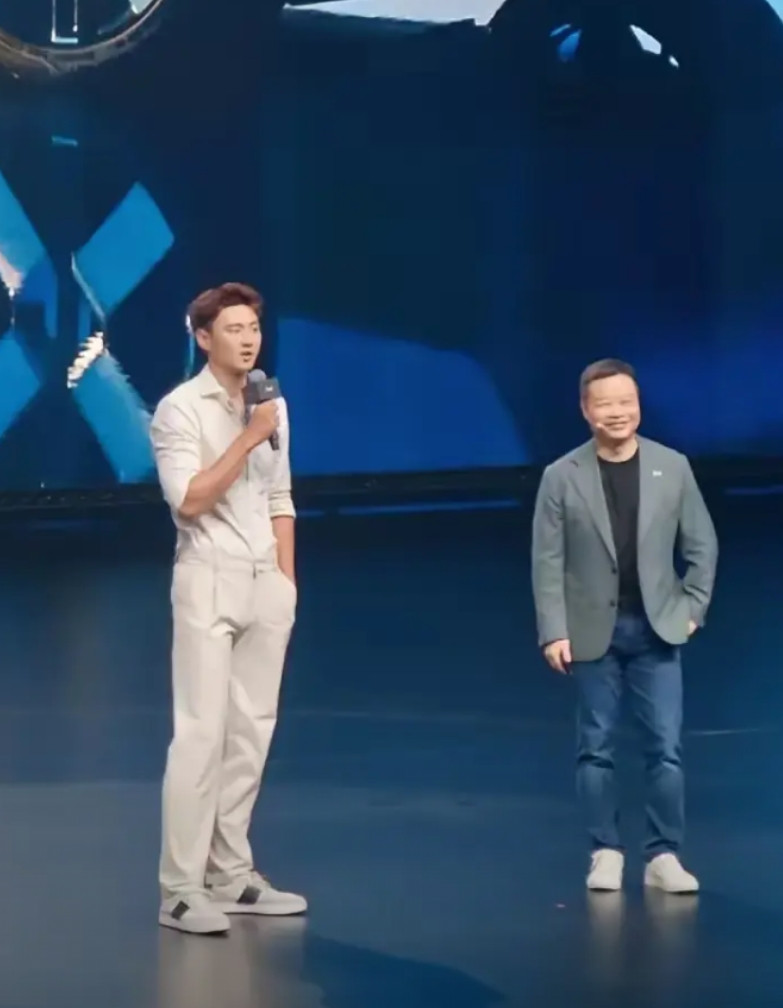 与何小鹏开发布会拿话筒这位大佬是谁？