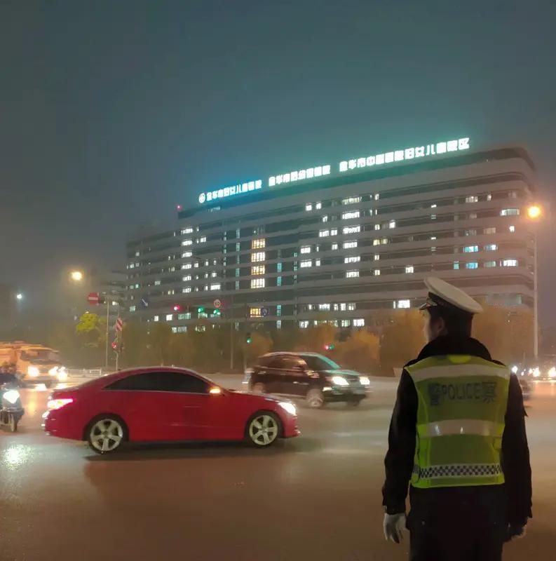 孕妇凌晨驾车就医，95码撞死人！更可怕的是，车是脱保二手车还刚过户凌晨5点