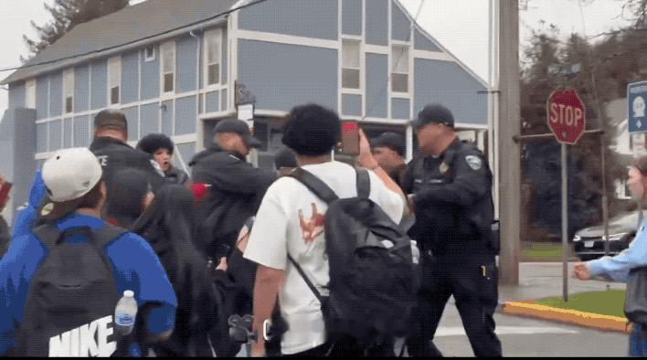 16岁美国女孩被警察抓住嚎啕大哭：这个视频告诉你为什么北美遍地是懦夫！这是近日美