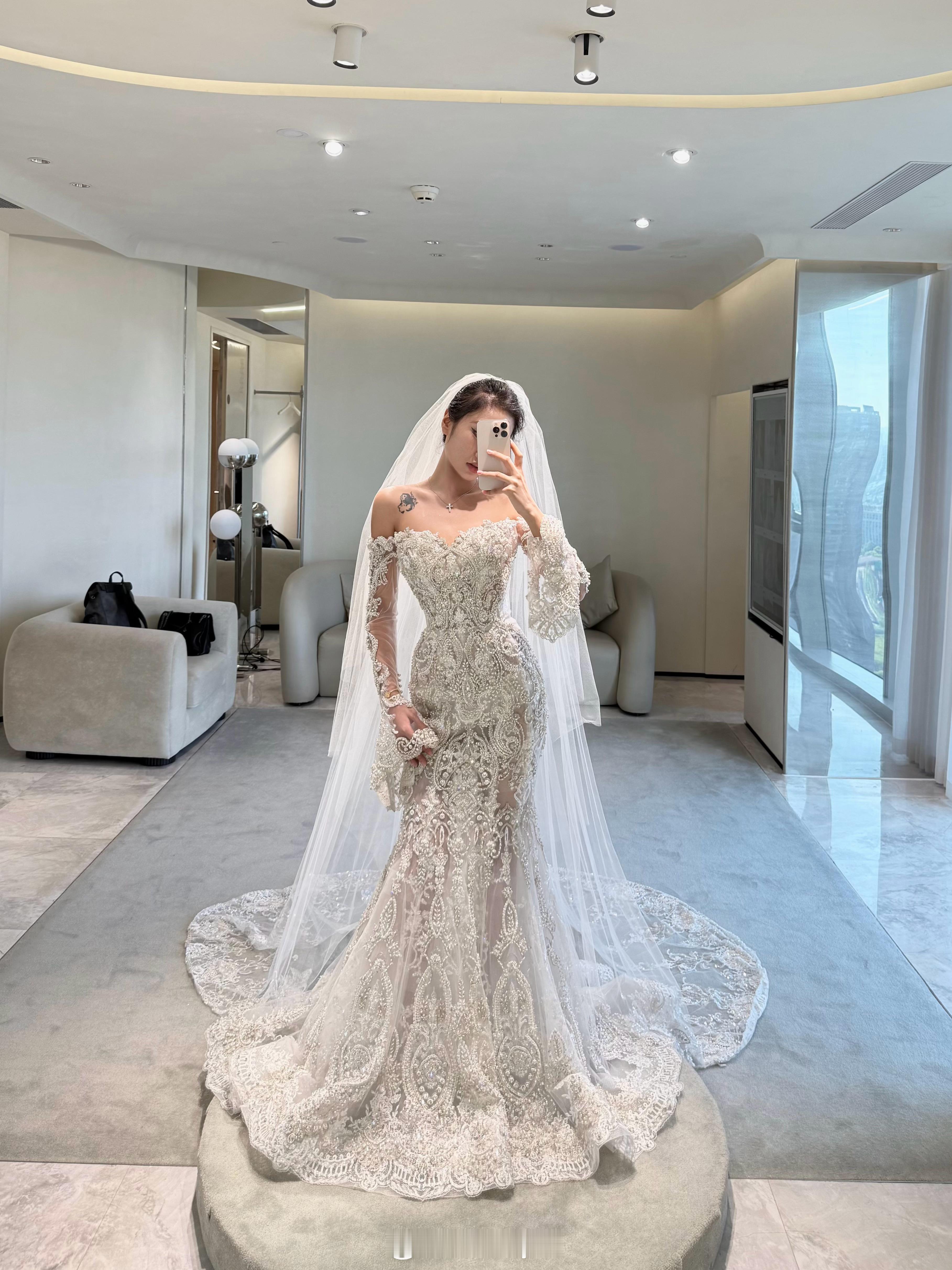 租了10万的婚纱试了快30件衣服我只能说没有一个人女生会拒绝jolipoli评
