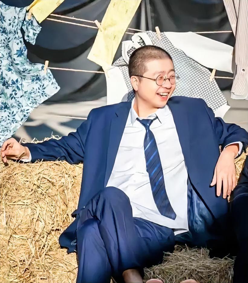 36岁的李诞在直播中给所有年轻女孩们提了个醒你可以不结婚，也可以不生娃，但一