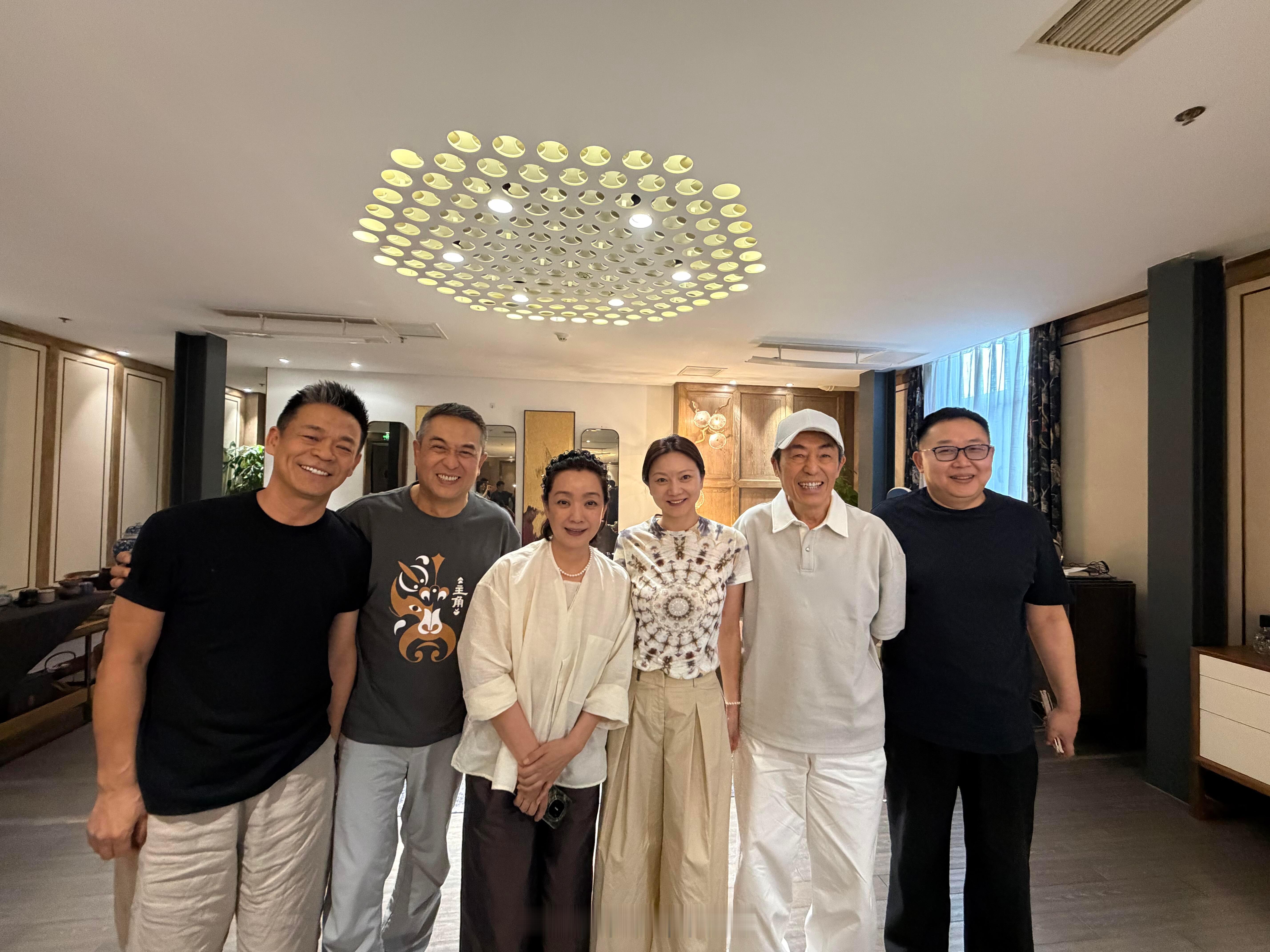 张艺谋带妻子参加主角聚会张艺谋妻子44岁状态张艺谋带妻子参加主角聚会，44岁陈