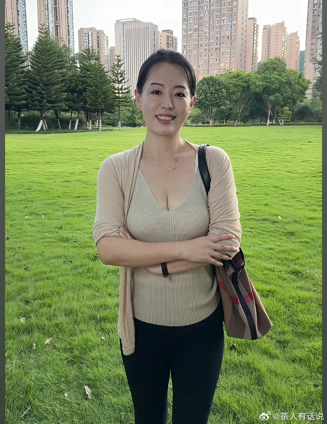 今天被邻居一句话狠狠戳到了。她跟我说：不生个儿子，老了没人给你养老，女儿嫁出去就