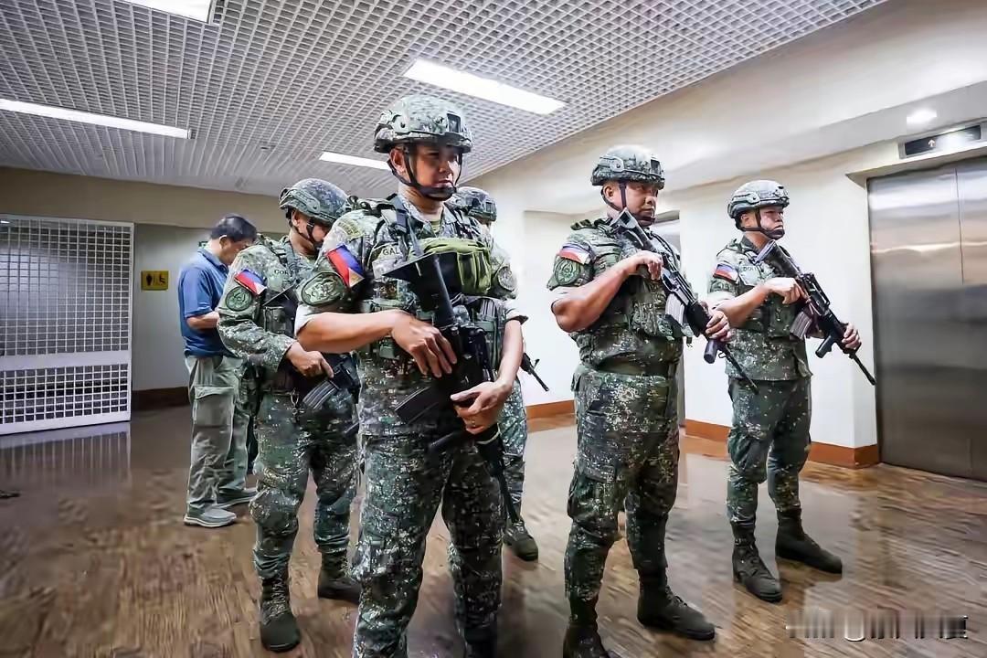 太刺激了！菲律宾政坛上演硬核政变级反转。总统想硬抓政敌心腹，特工闯参议院抓人反被
