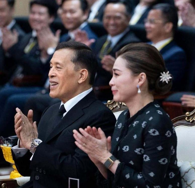 苏提达王后发髻上佩戴的菊花钻石发饰，成全身造型的点睛之笔！9月16日泰王夫妇