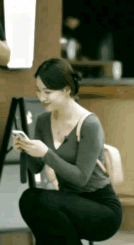 成熟稳重的美女你喜欢吗?懂事但不卑微懂分寸、知进退，会照顾别人的感受。有边