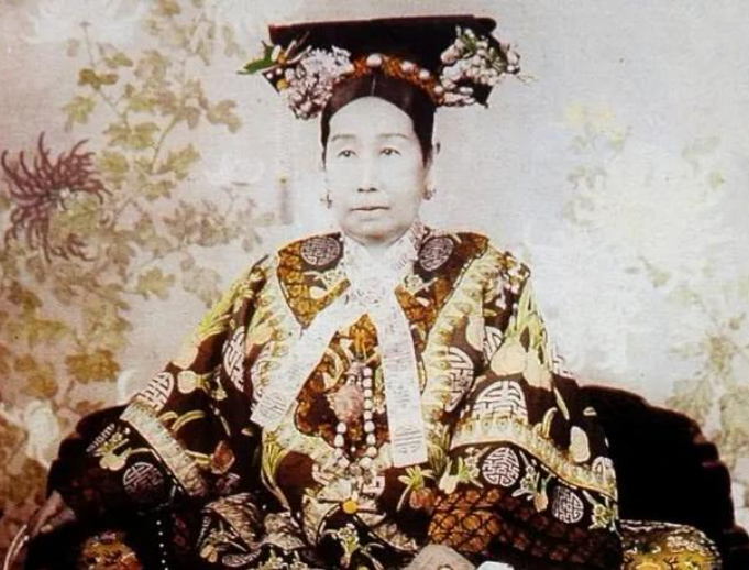 1880年，慈禧的屁股上长了疖疮，烦躁的很。太医们束手无策，毕竟谁敢摸太后的屁股
