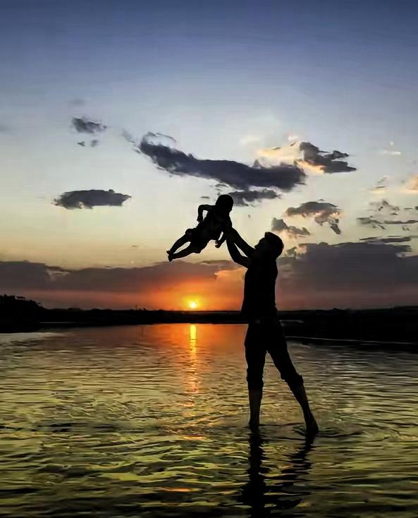 发现一个奇怪的现象：没有家庭托举，贵人引导普通人通常在35~40岁才明白社会