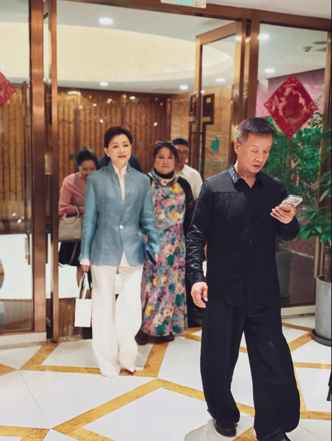 杨澜，阎维文，一前一后出现在北京国贸。杨澜身着湖蓝色新中式立领西装+米白阔腿长