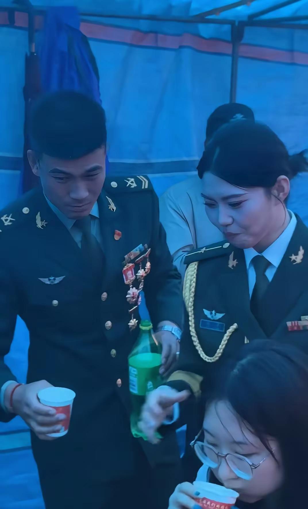 兵哥们娶了女领导是一种什么体验？图中是二级上士娶少尉，虽然论军龄肯定是二级上士