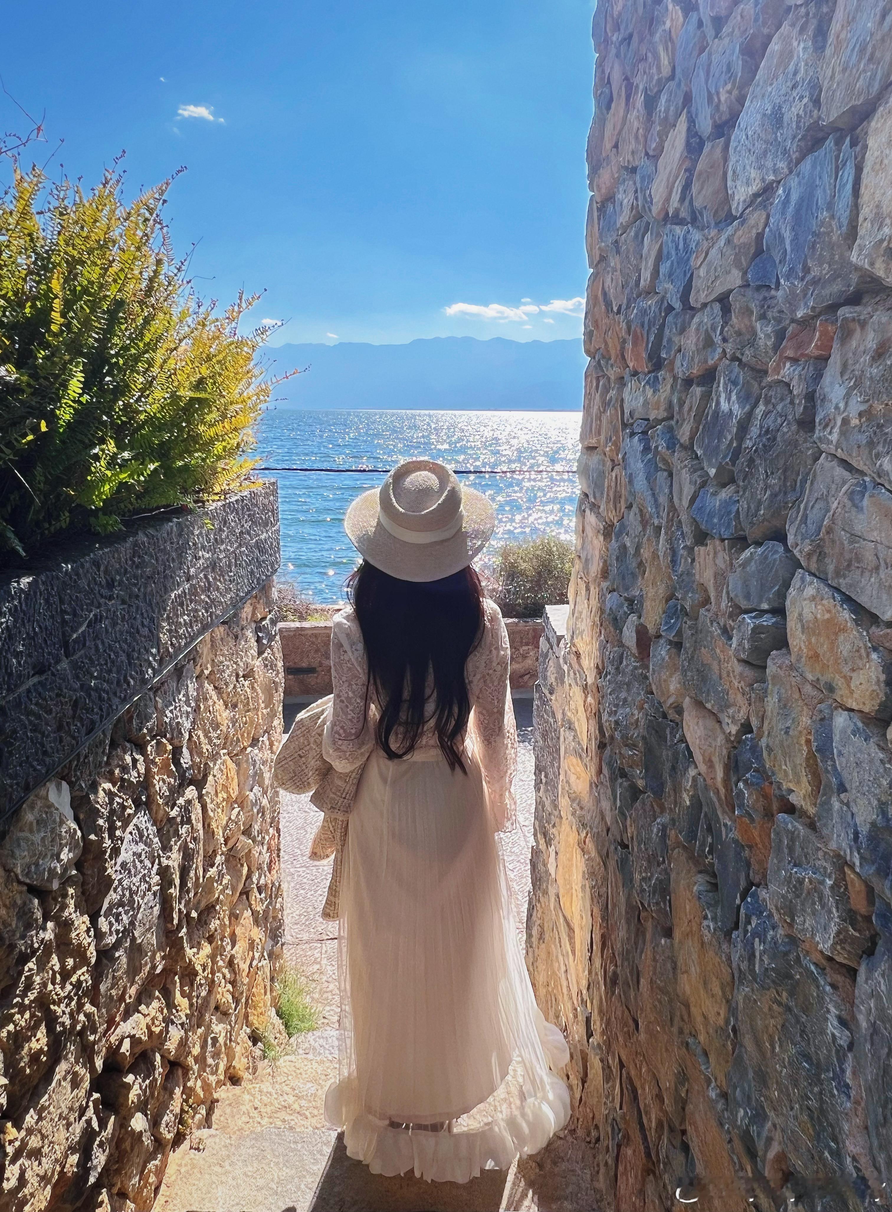 喜海木对真的有一种在南法的氛围。大理·喜海木对·海景咖啡餐厅