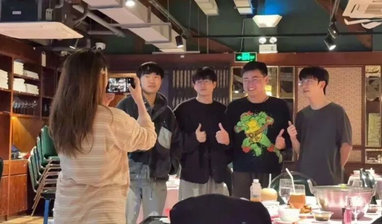 关系依然很好！网友偶遇Knight，Xun和Elk一起吃饭网友偶遇Knight、