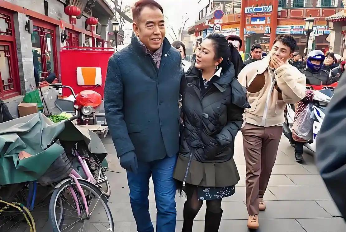 今年74岁的陈凯歌，日子过得很安静。他自己讲，年纪大了，平时就陪老伴陈红待在