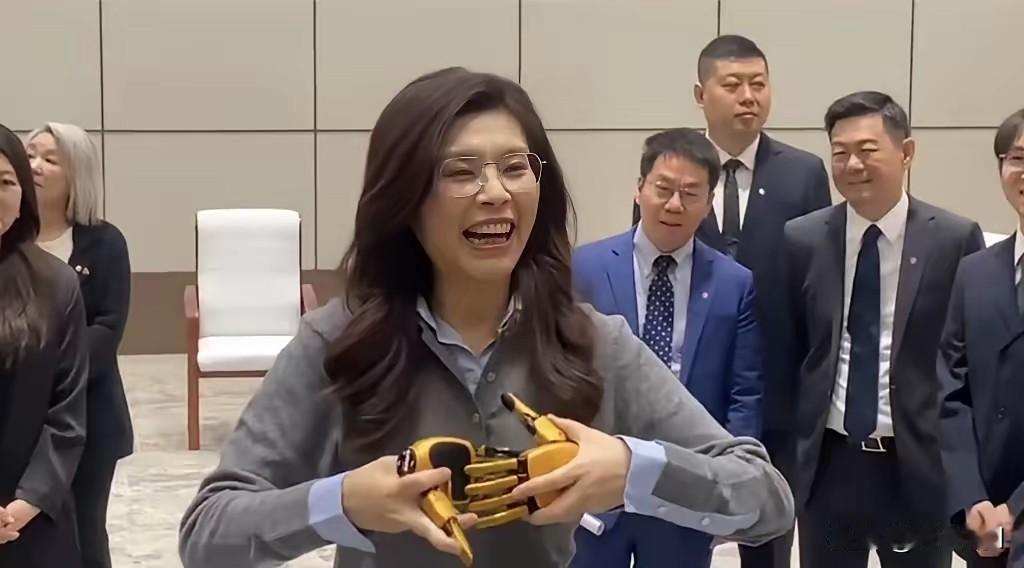 郑丽文彻底赢了，就连特朗普也给她送去大礼，郑丽文说过，台湾不能独立，台湾独立大