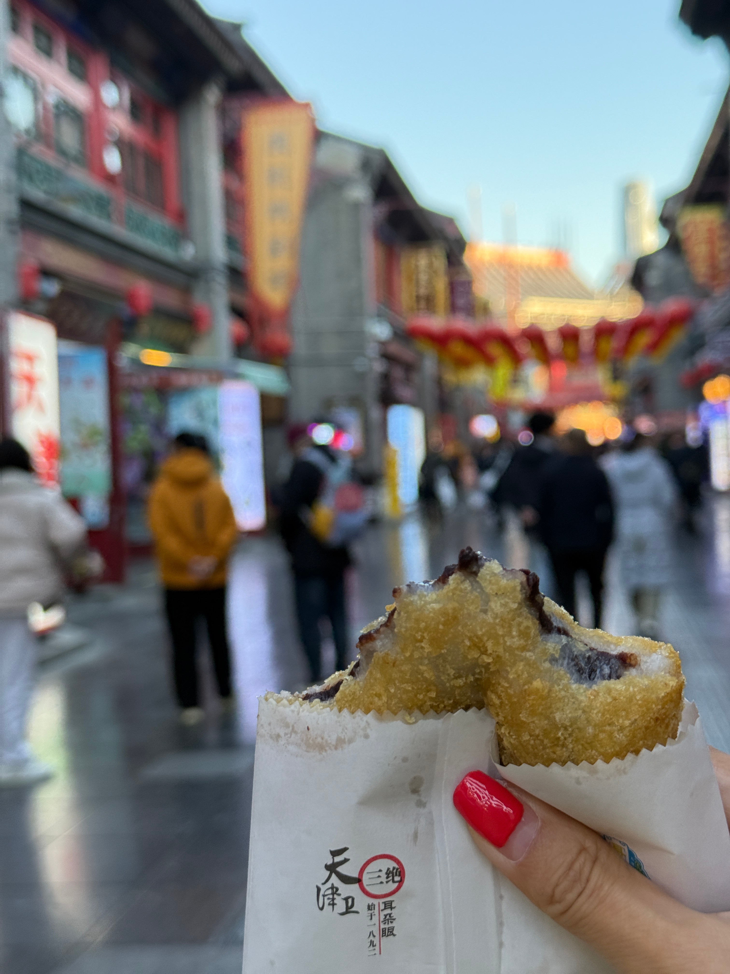 天津耳朵眼有吃过的吗？好多外地人来这边旅游排队买，我陪朋友吃了一口，真的绝了[