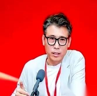 杨幂、梅婷她们19个人，刚刚集体当上了副会长。但这事儿的戏眼，根本不在杨幂身上