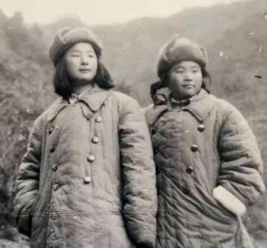 抗美援朝时，5名中国女战士被美军包围后主动投降，此后下落不明。谁料50年后，一美