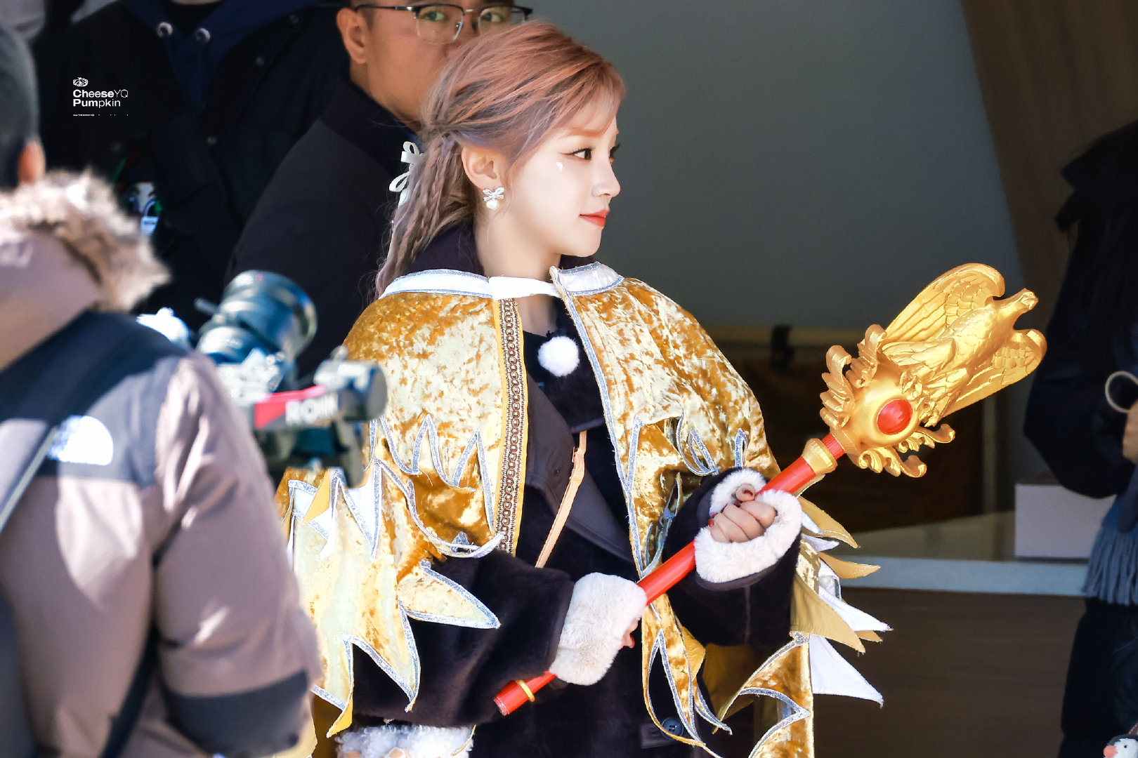 宋雨琦《奔跑吧》披风造型路透有别管是国王还是骑士了，我的心已经完全被给俘获了