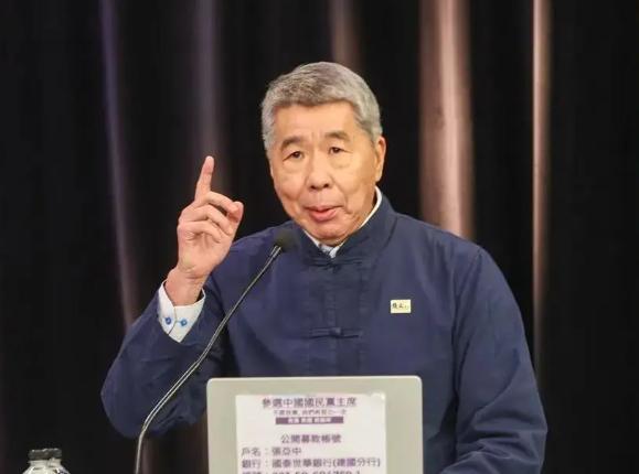 台湾学者张亚中在访谈中对台湾网红馆长说：我真的是很佩服你，你到大陆去一趟后，你说