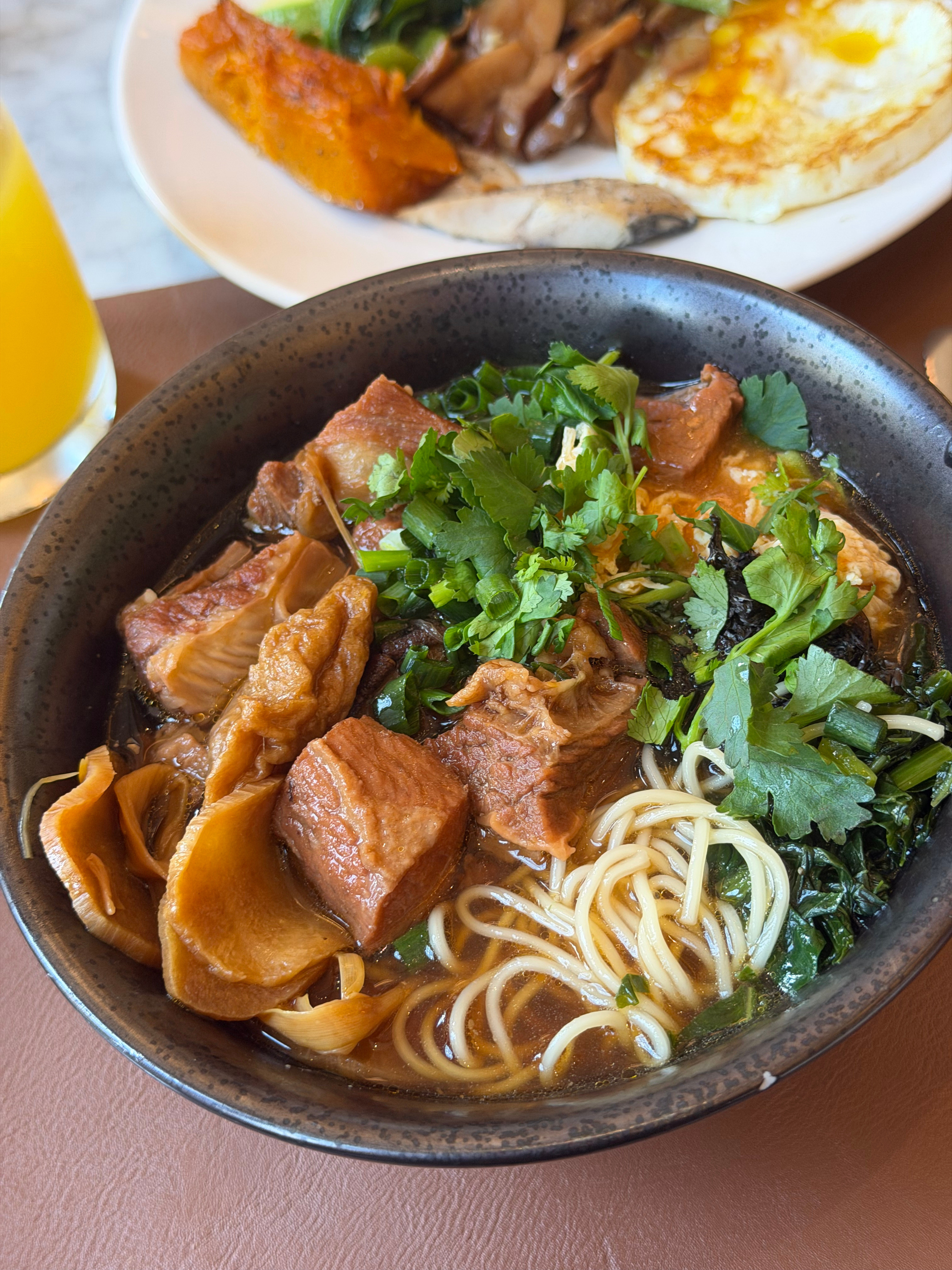 吃个牛肉面，既要肉又要面。​​​