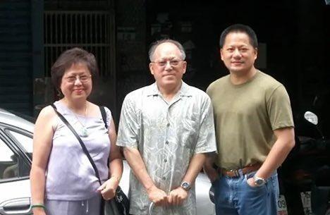 黄仁勋其实有个亲哥哥。他的哥哥曾在英特尔工作多年。曾经他们的父亲黄兴泰希望黄仁