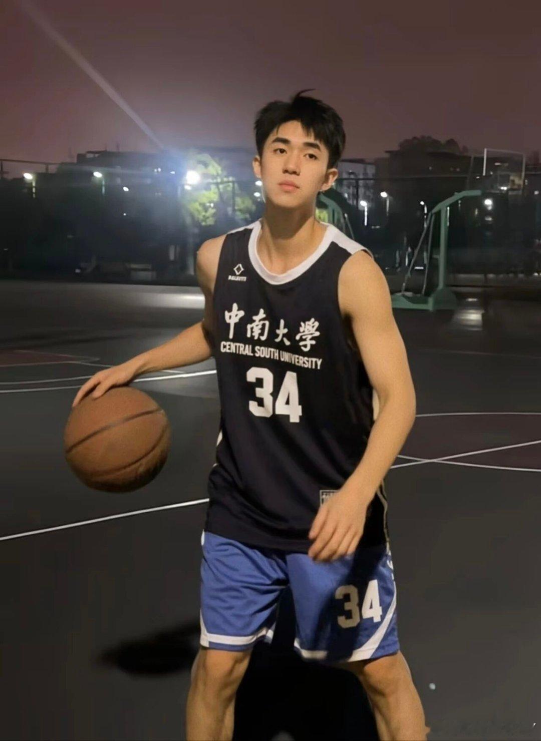 怎么样都觉得很好看的吧体育生​​​