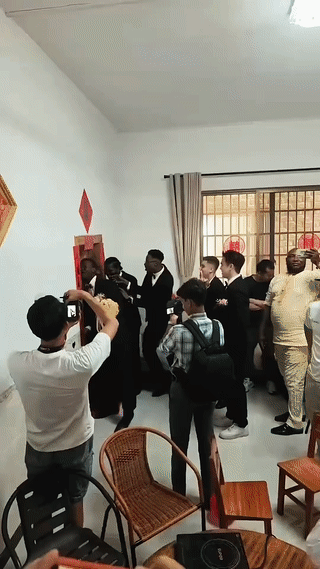 这个新娘子看起来长得挺漂亮的。她为什么会选择嫁给一个老黑呢？也不知道她是咋想