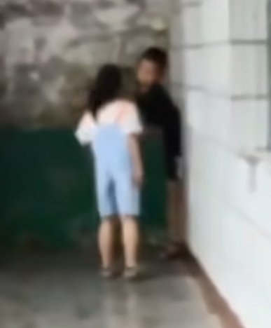 妈妈中午给儿子送衣服这种情况大人到底要不要插手
