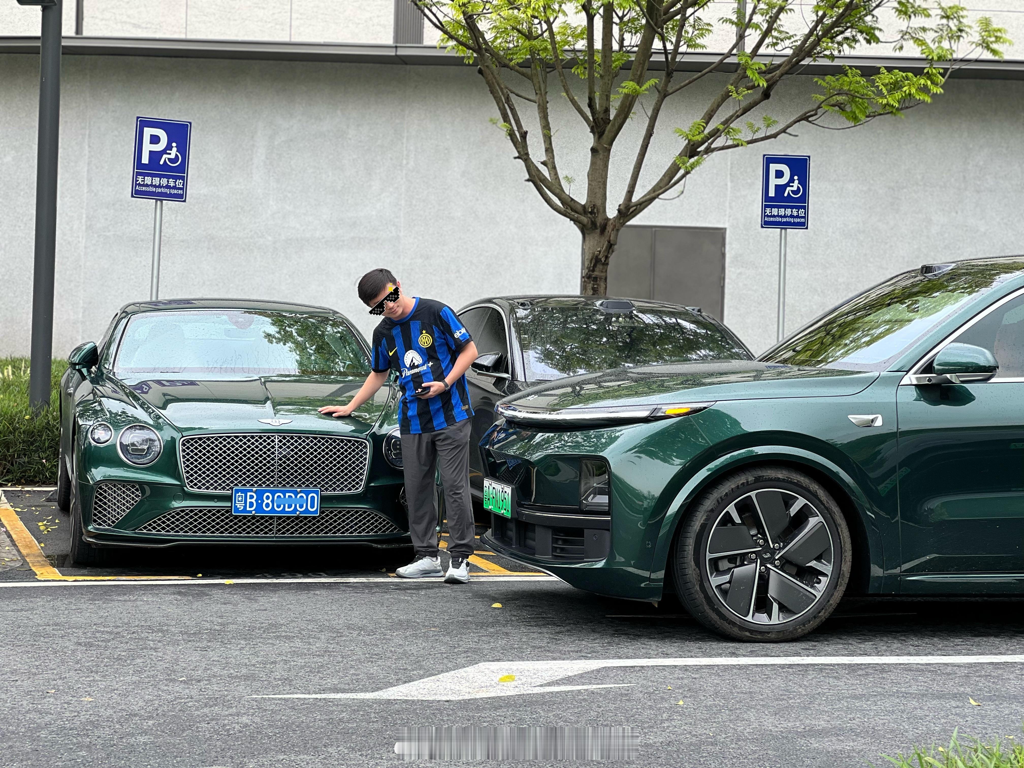 宾利哥：咦？今天撞色了！！[笑着哭][笑着哭]理想汽车​​​