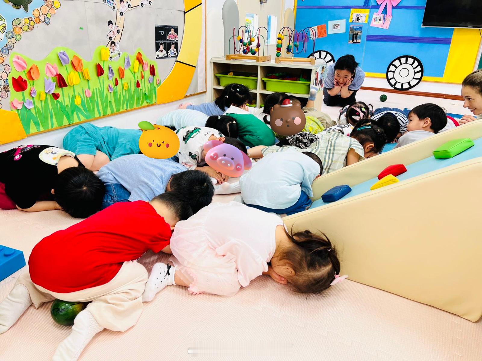 娃娃现在才上托班，今天学校进行了防暴演习。这也…太赞了！想想我别说托班的时候，这