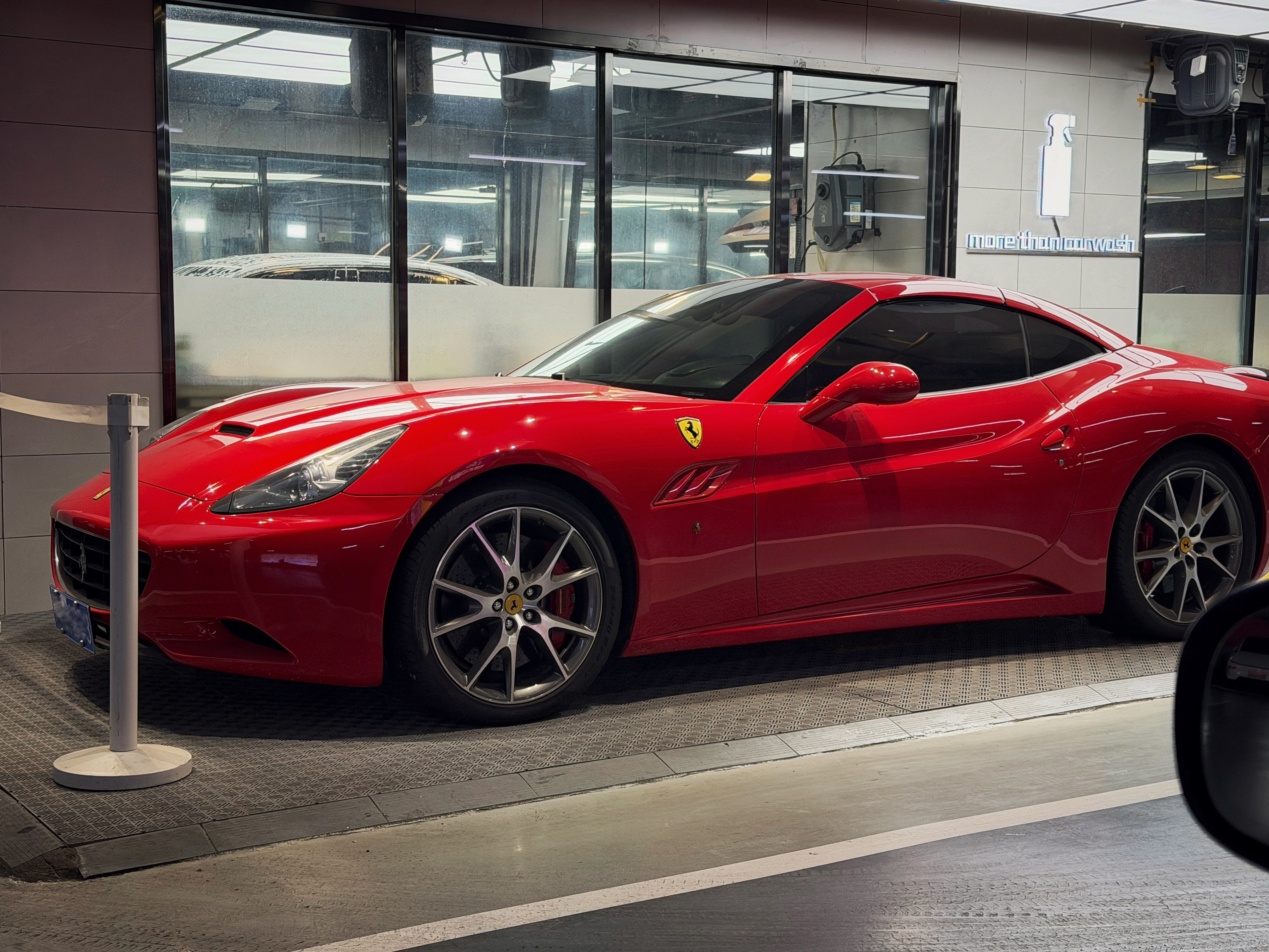 虽然我这台法拉利更帅，但你的也不错啊欣哲频道玛莎拉蒂总裁法拉利californi