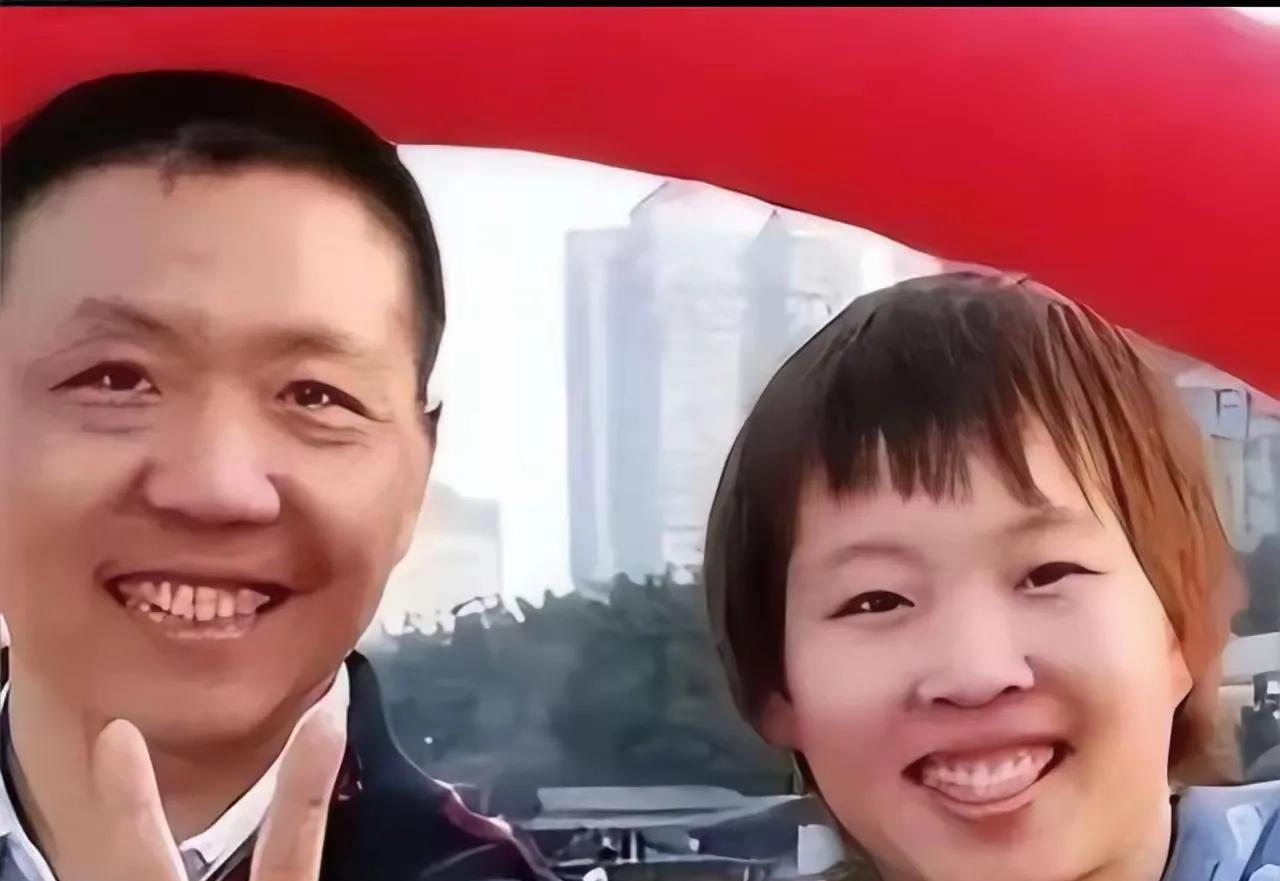 这父女俩长得也太像了，特别是眼睛和鼻子简直就是一个模子的。朱雨玲打完决赛给爸爸