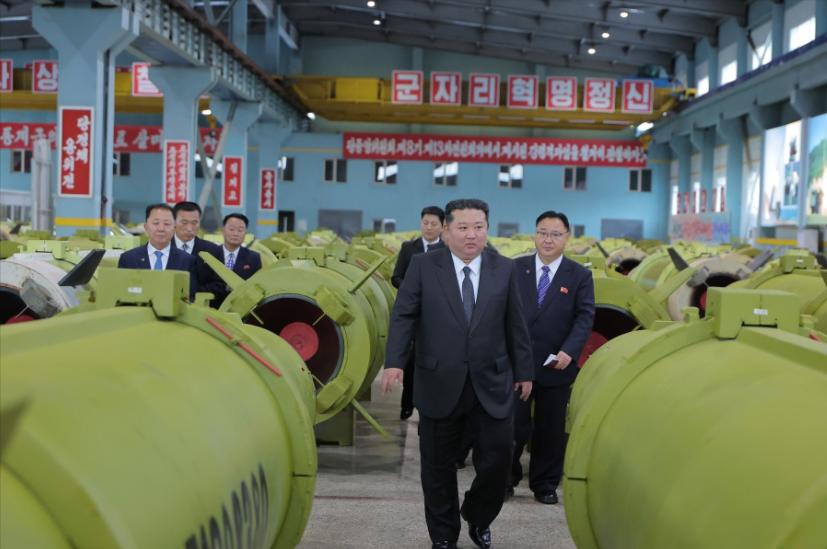 朝鲜爆出猛料，12月26日，朝中社正式放出重磅消息：金正恩高调现身朝鲜重要军工企