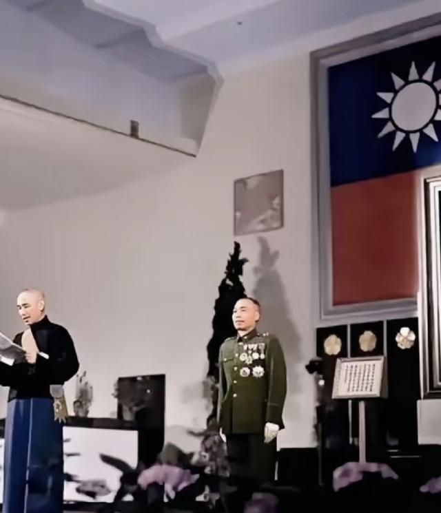 蒋介石格局和气量非常小，李宗仁击败孙科当选副总统后，一套衣服看出两人关系194